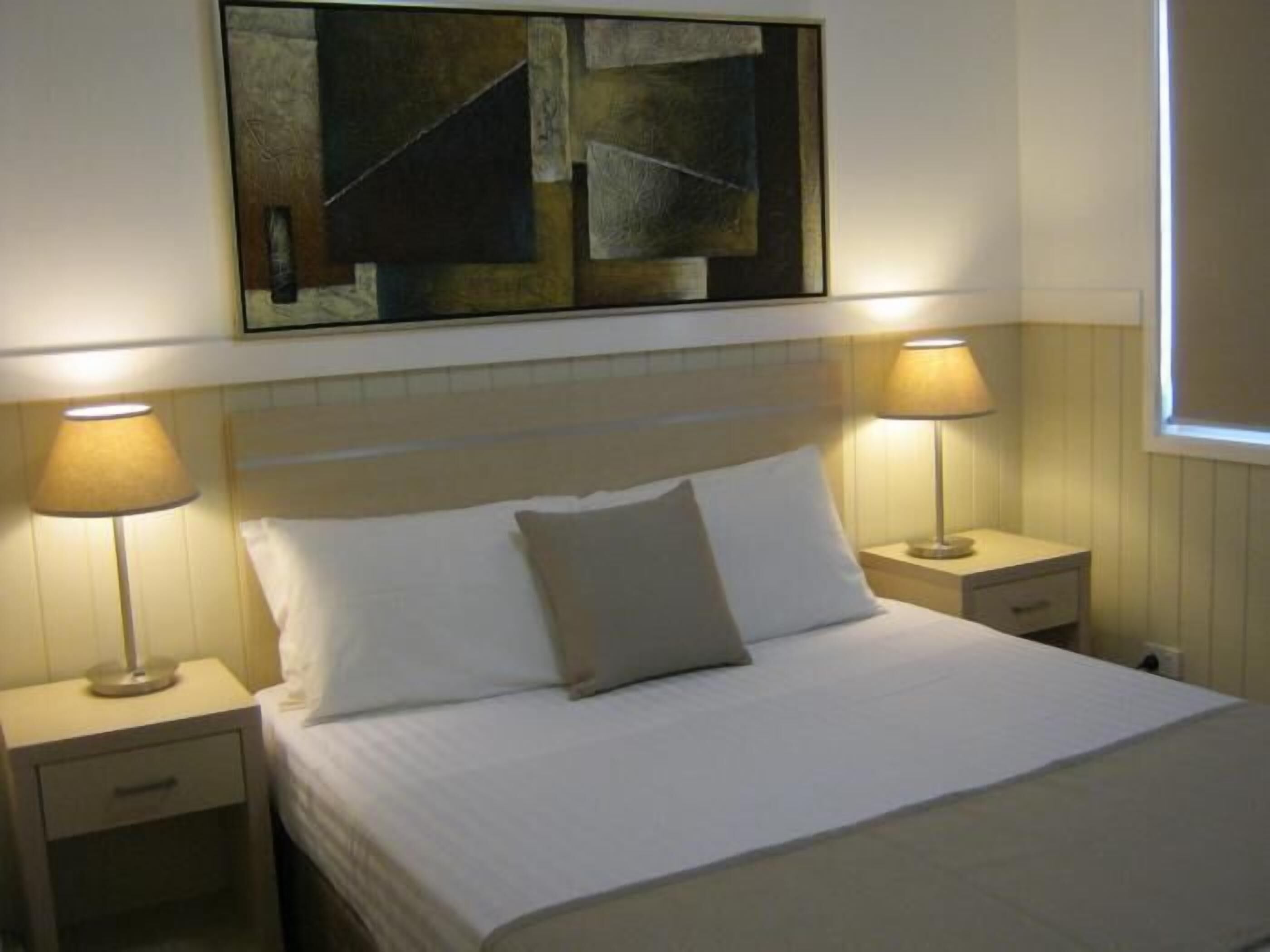 Tabla de planchar con plancha y ropa de cama 