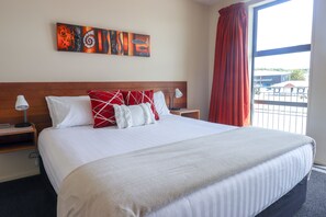 Executive Two Bedroom Apartment | Hypo-allergenic bedding, blackout drapes, soundproofing - Coleraine Suites & Apartments (Greymouth)