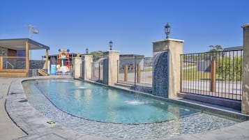 Piscine extérieure, chaises longues