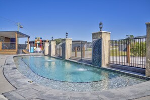 室外游泳池，日光浴躺椅