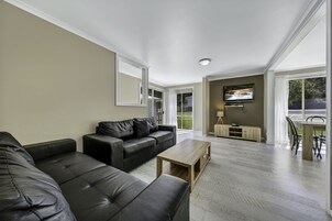 3 Bedroom Deluxe Villa | 起居区 | 液晶电视