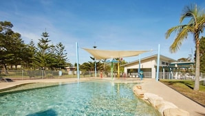 Una piscina al aire libre