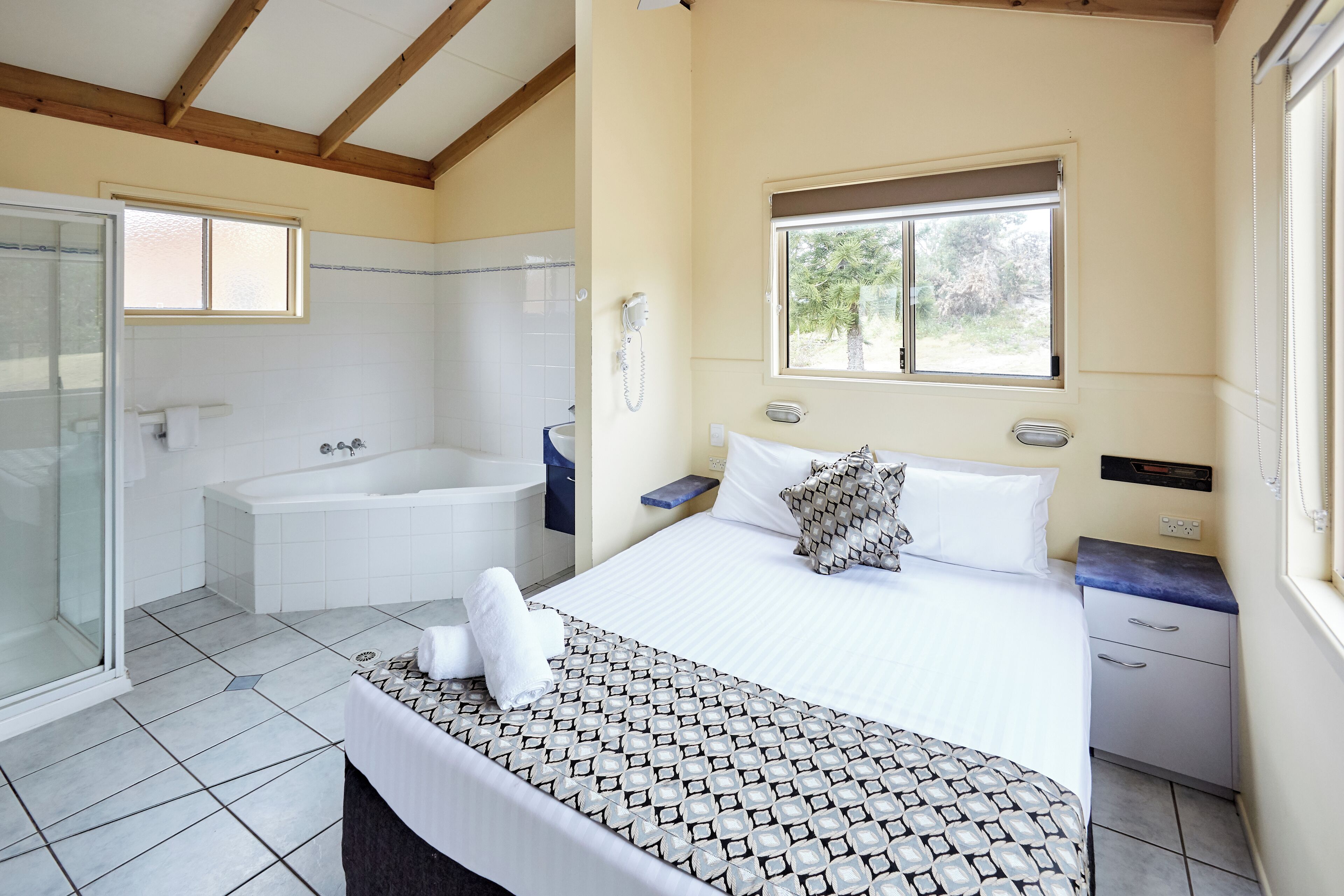 Standaard suite | Een strijkplank/strijkijzer, beddengoed