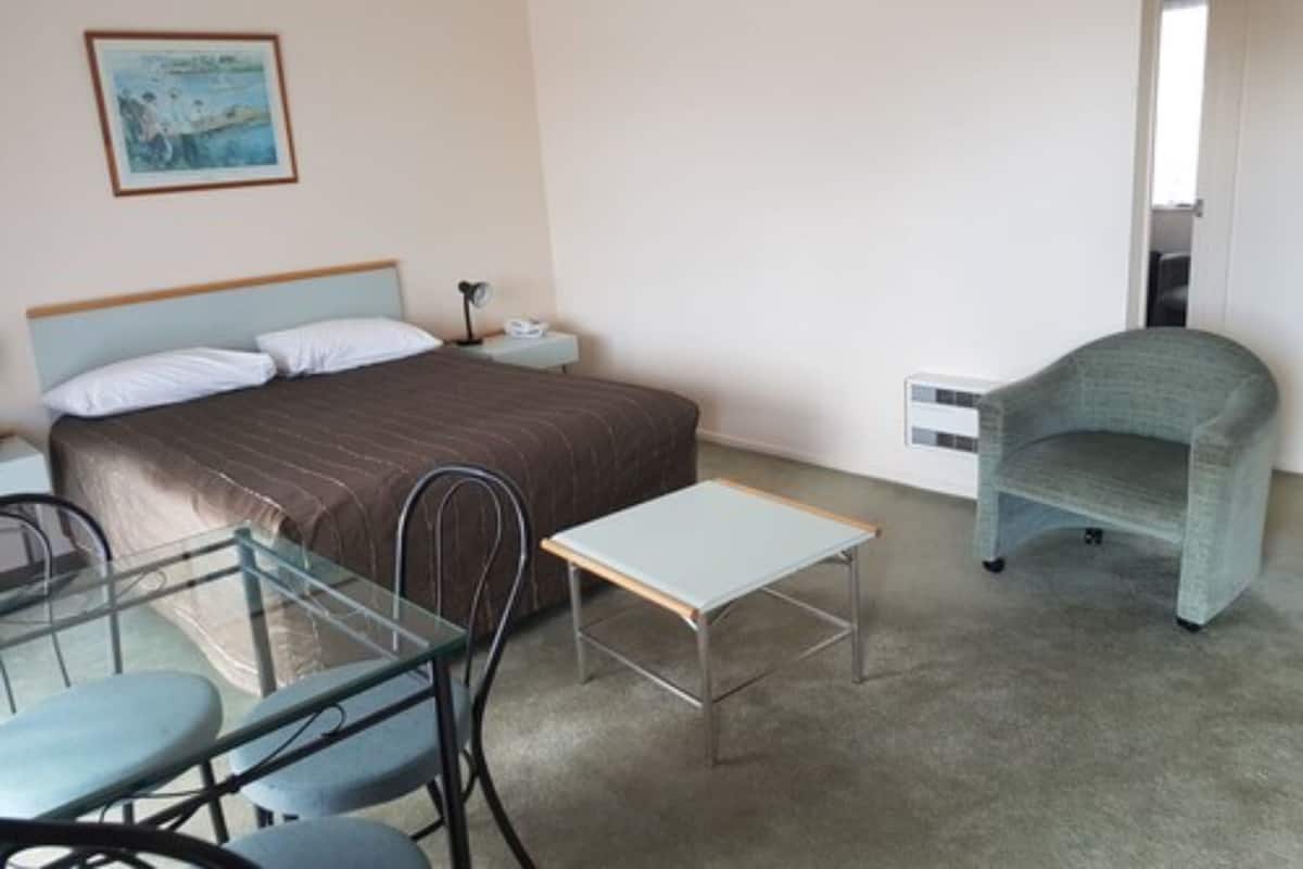 Iron/ironing board, WiFi (free), bed sheets