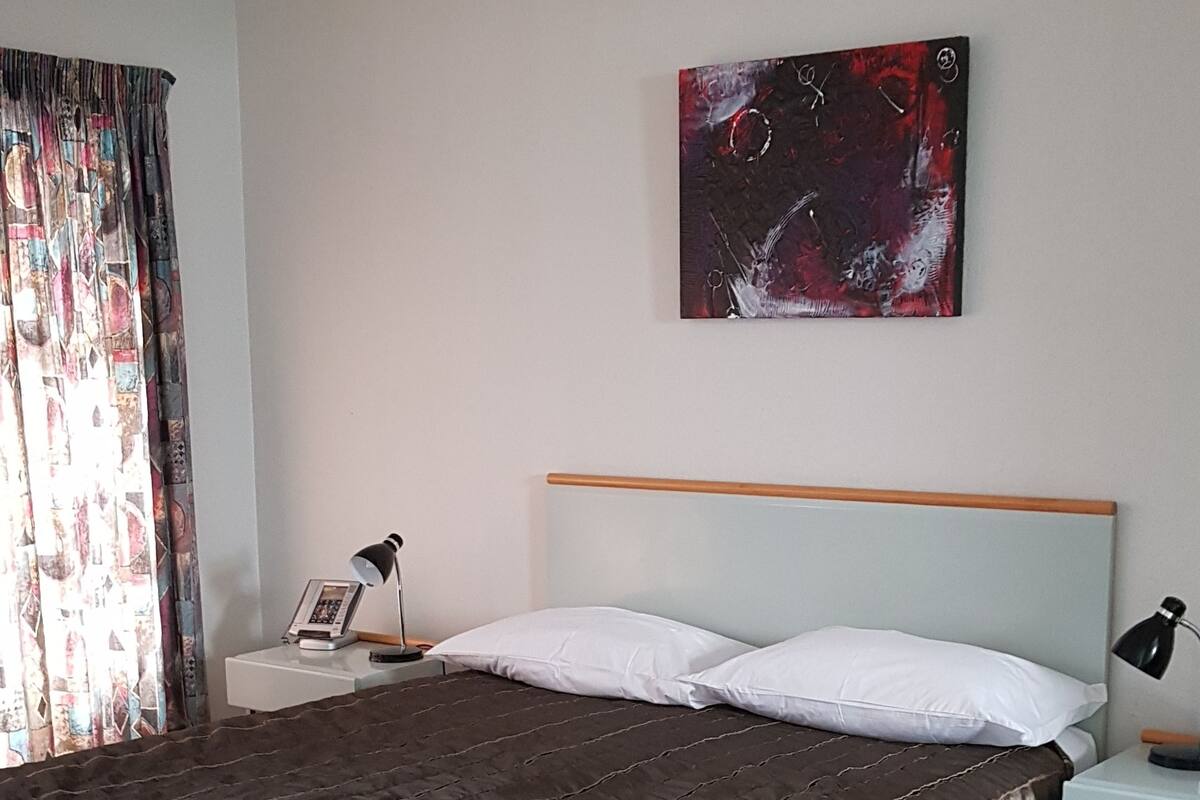 Iron/ironing board, WiFi (free), bed sheets