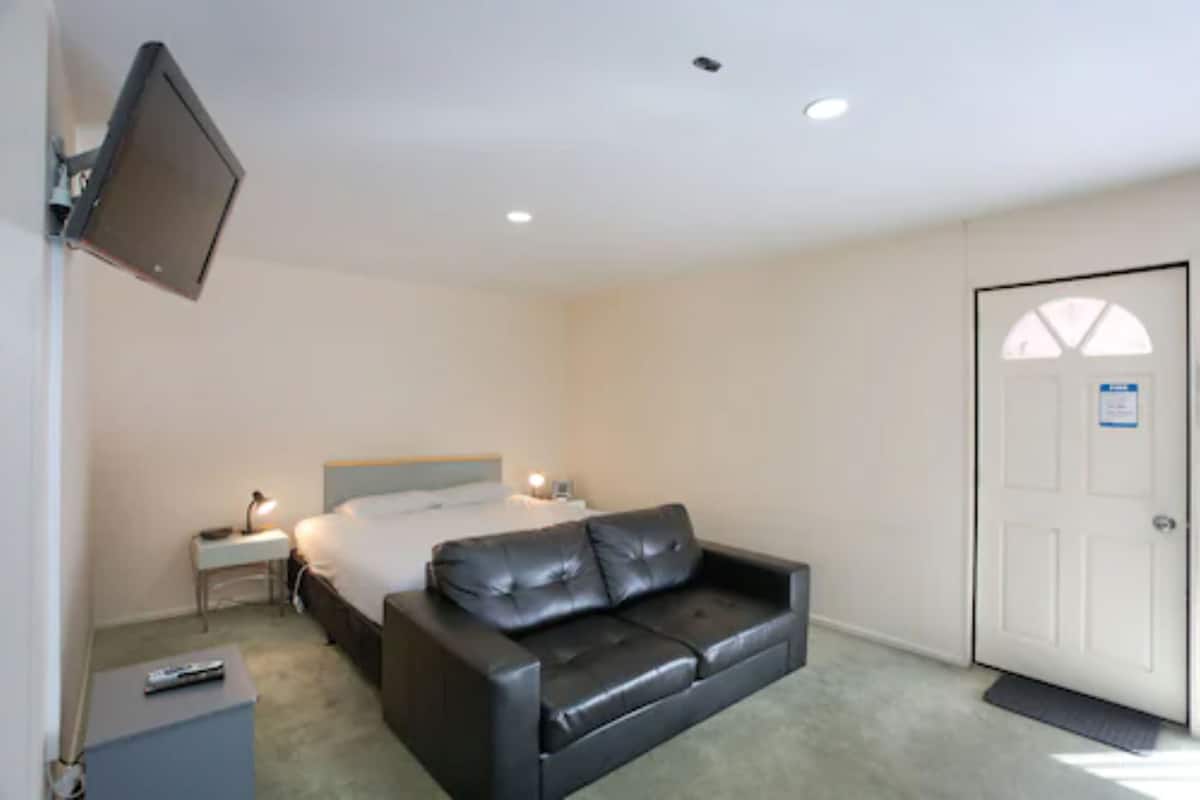 Iron/ironing board, WiFi (free), bed sheets