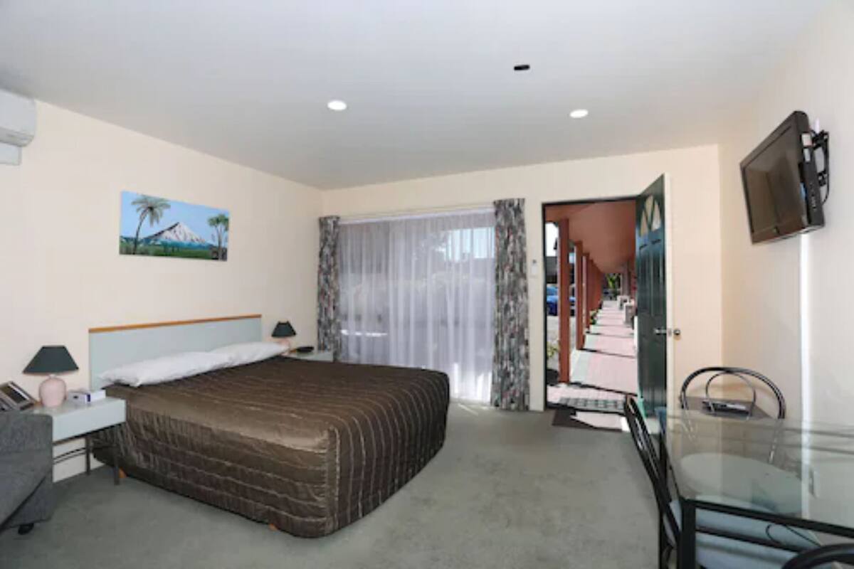 Iron/ironing board, WiFi (free), bed sheets
