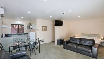 مكواة/لوح كي وواي فاي مجانًا وملاءات أسرّة