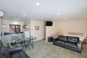 Setrika/meja setrika, Wi-Fi gratis, dan seprai linen