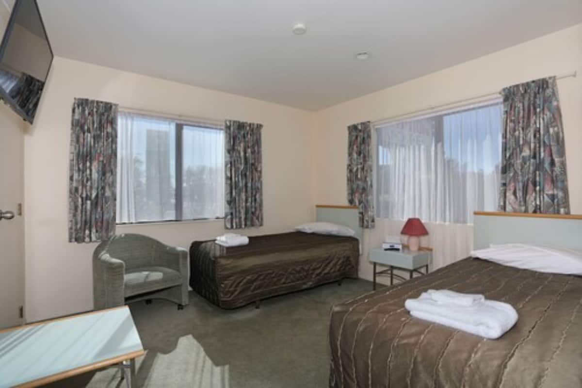 Iron/ironing board, WiFi (free), bed sheets
