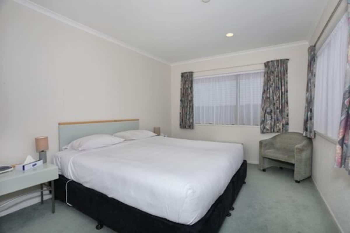 Iron/ironing board, WiFi (free), bed sheets