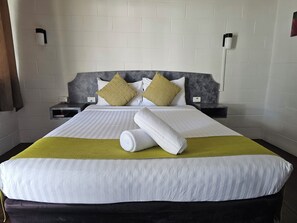 Phòng Deluxe | Trang trí khác biệt, bàn, màn/rèm cản sáng, bàn ủi/dụng cụ ủi quần áo 