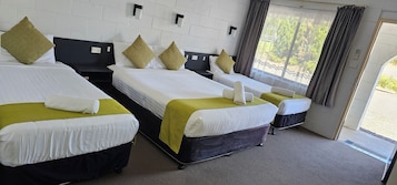 Habitación familiar | Decoración individual, escritorio, cortinas opacas