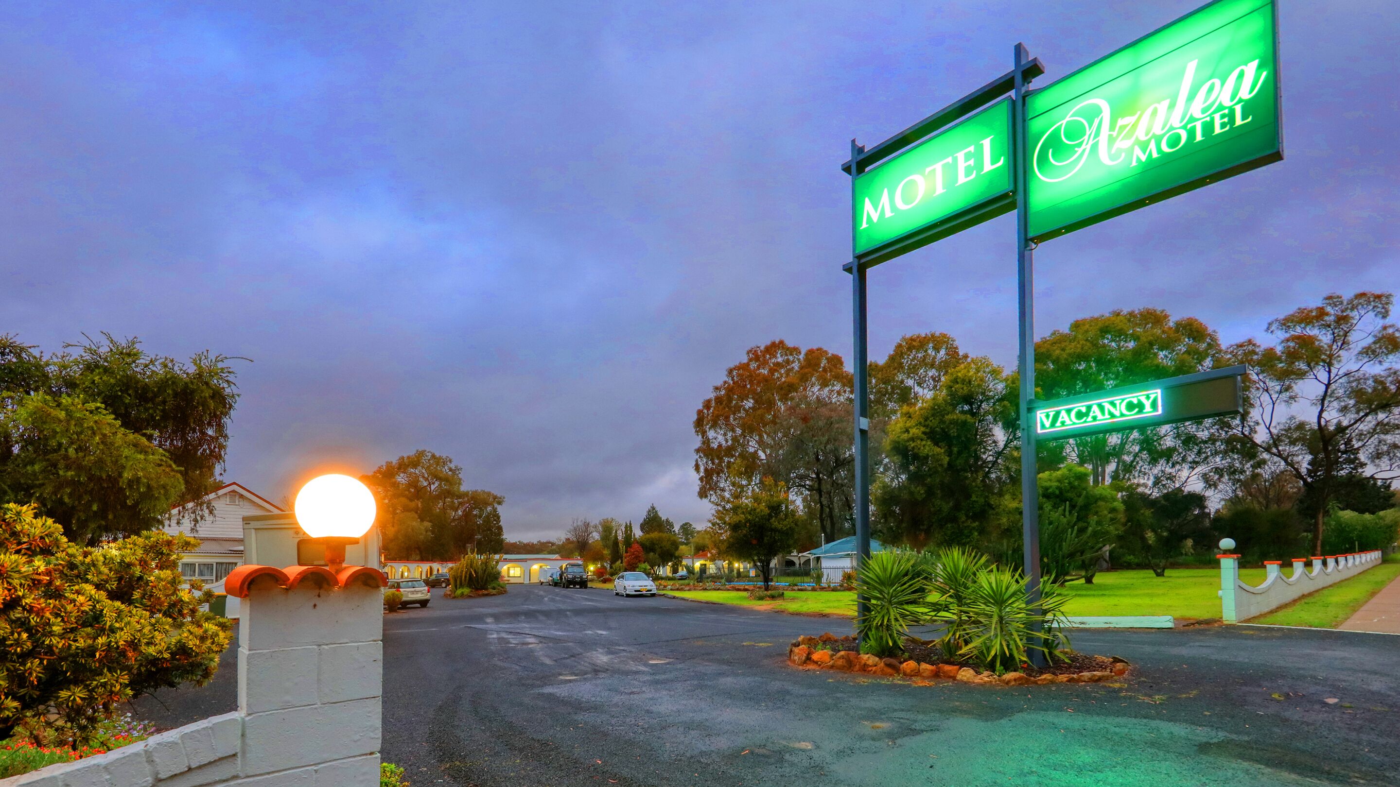 A motel sign with a vacancy sign below it.