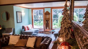 Bar (on property) - Ormlie Lodge (Waiohiki)