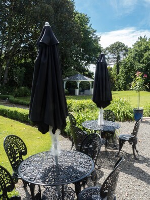 Outdoor dining - Ormlie Lodge (Waiohiki)