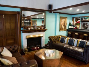 Bar (on property) - Ormlie Lodge (Waiohiki)