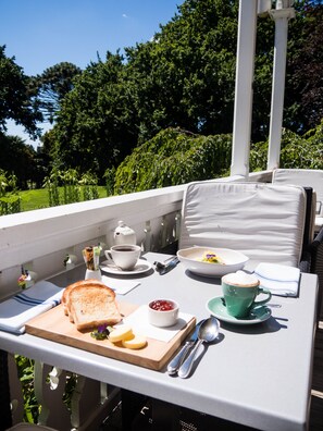Free daily continental breakfast  - Ormlie Lodge (Waiohiki)