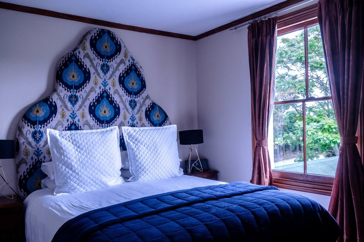 Standard Room, Non Smoking | Blackout drapes, soundproofing, iron/ironing board (on request)