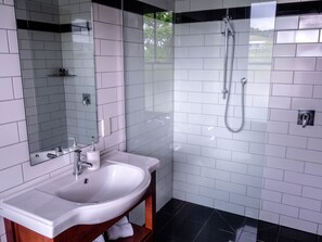 Standard Room, Non Smoking | Bathroom | Free toiletries, hair dryer, towels - Ormlie Lodge (Waiohiki)
