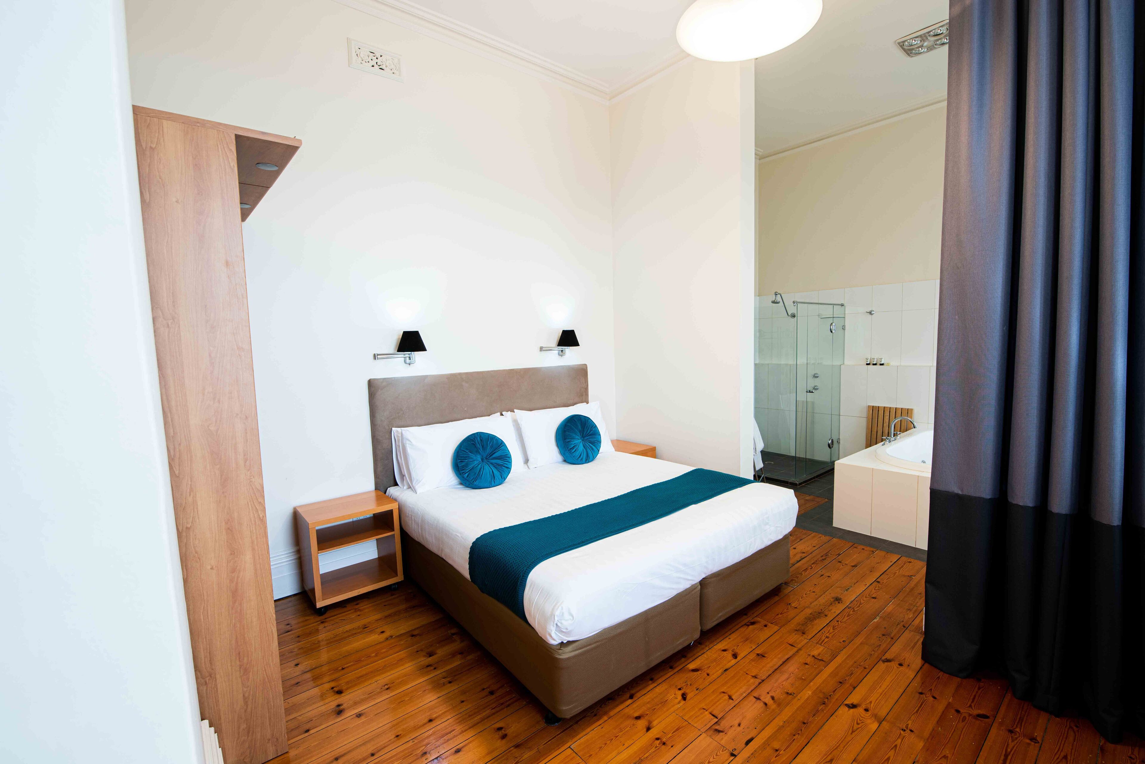 matthews suite | minibar, iron/ironing board, free wifi, bed sheets