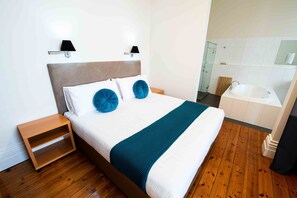 Minibar, tabla de planchar con plancha, wifi gratis y ropa de cama 