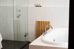 Suite (Matthews) | Baño | Ducha, artículos de higiene personal gratuitos y secador de pelo