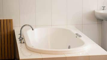 Matthews Suite | Private spa tub