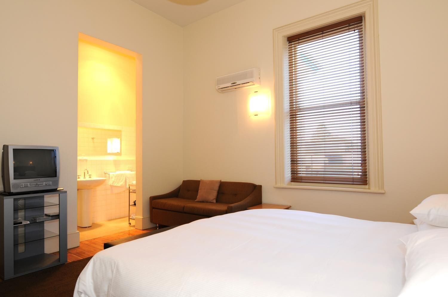 carey suite | minibar, iron/ironing board, free wifi, bed sheets