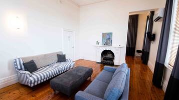 Suite (Matthews) | Coin séjour