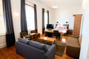 Suite estudio (Pierce) | Minibar, tabla de planchar con plancha, wifi gratis y ropa de cama