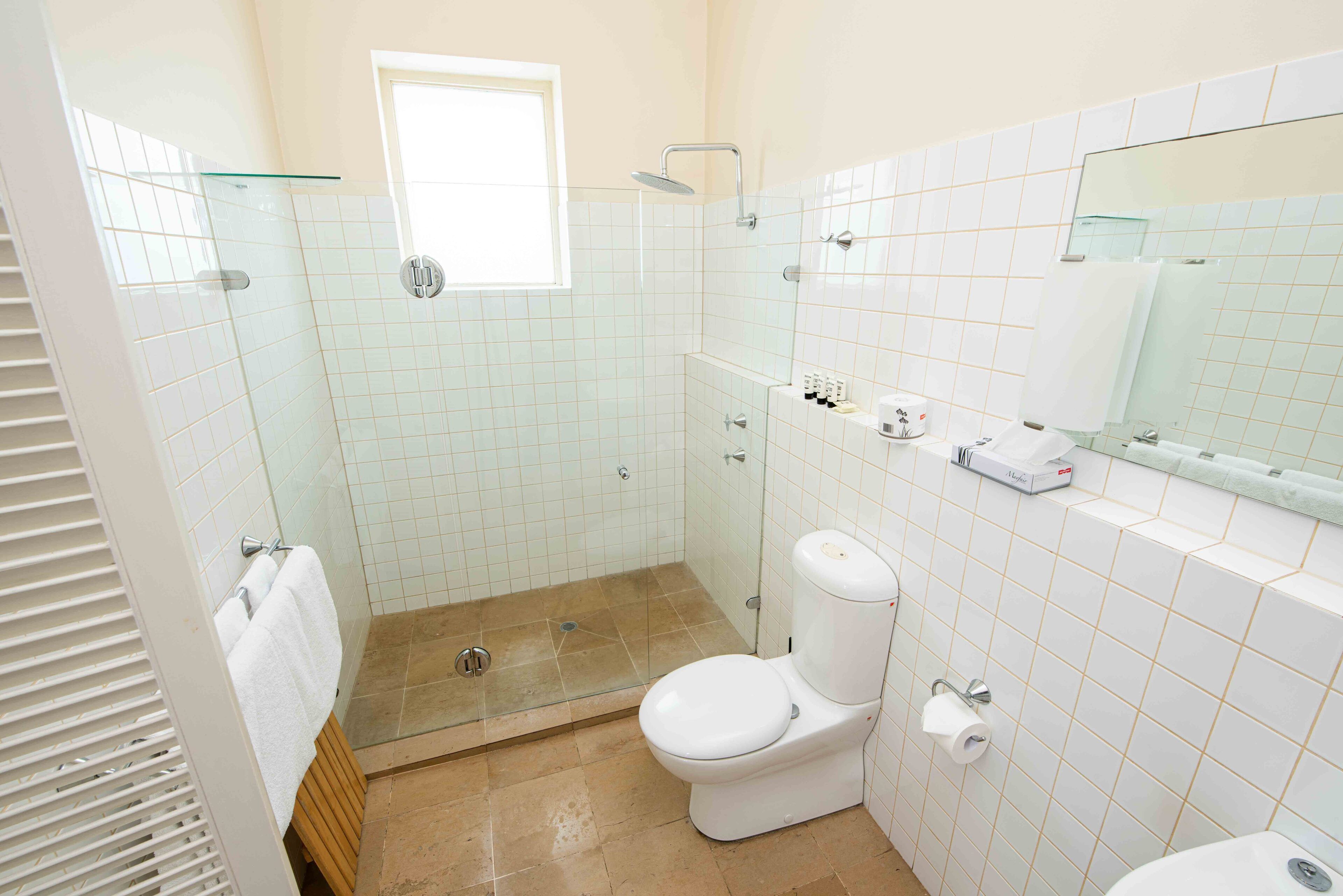 pierce suite | bathroom | shower, free toiletries, hair dryer, towels