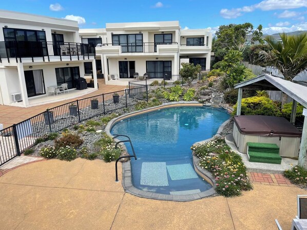Outdoor pool, sun loungers - Ocean Breeze Resort (Pauanui)