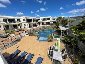 Outdoor pool, sun loungers - Ocean Breeze Resort (Pauanui)