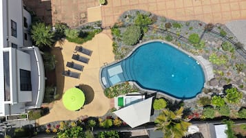 Piscine extérieure, chaises longues