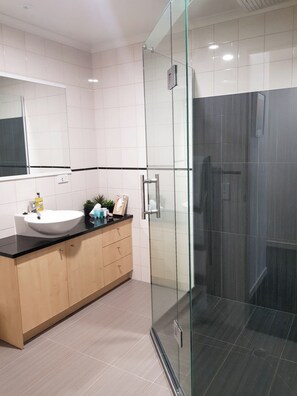 Departamento estándar, 2 habitaciones | Baño | Amenidades de baño gratuitas, secadora de cabello, toallas 
