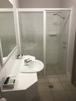 Standard Room, Non Smoking (Queen And Single) | Bathroom shower - The Bakehouse Motel (Goulburn)
