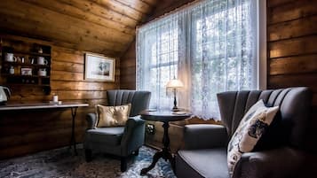 Standard Suite, 1 Bedroom, Non Smoking, Garden View (Suite 1) | Individually decorated, individually furnished, iron/ironing board