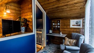 Standard Suite, 1 Bedroom, Non Smoking, Garden View (Suite 1) | Individually decorated, individually furnished, iron/ironing board
