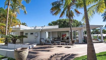 Außenpool, Sonnenschirme, Liegestühle