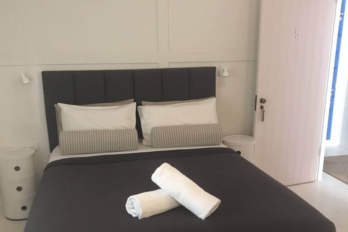 Queen Room with Private External Bathroom | Premium bedding, WiFi (free), bed sheets
