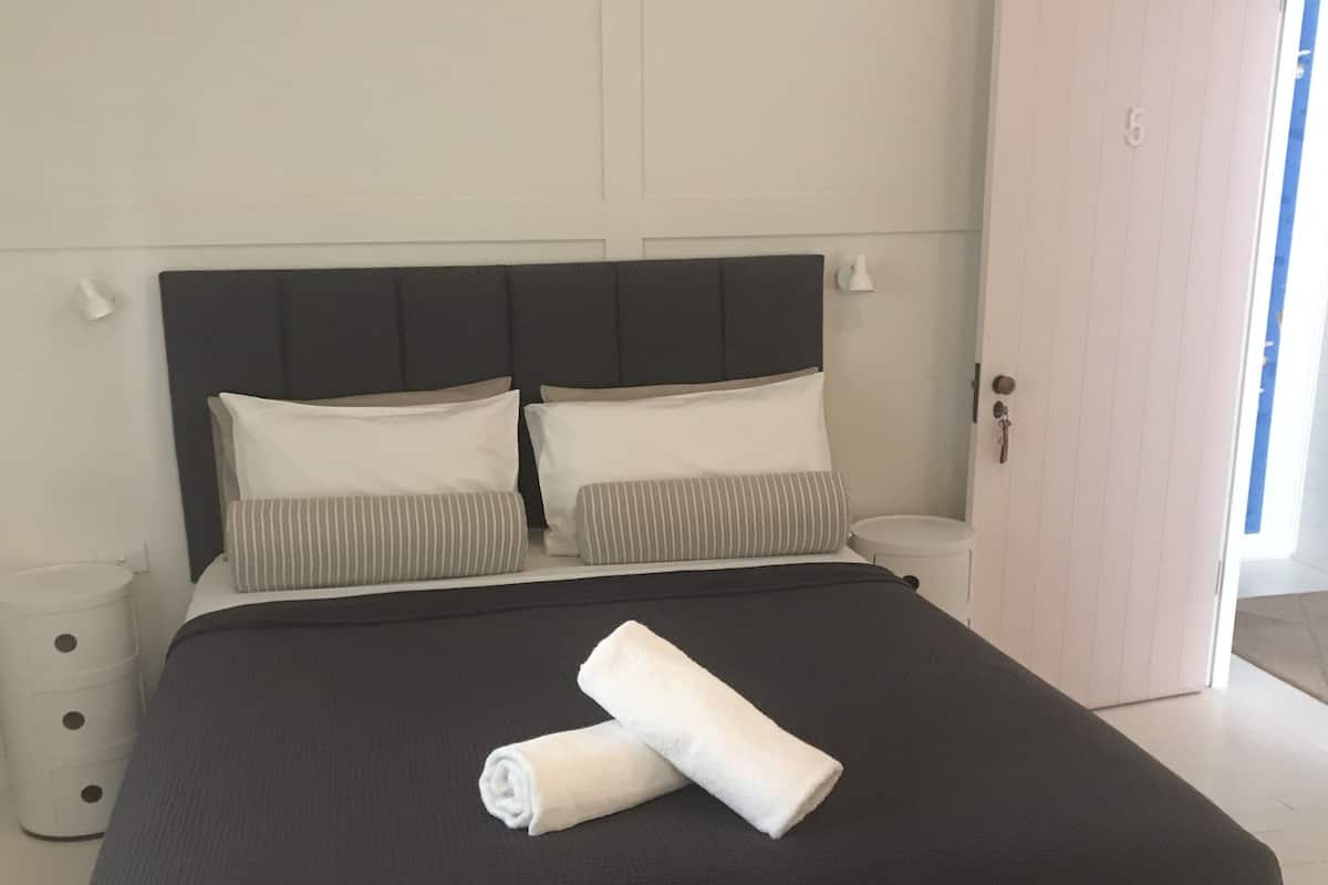 Queen Room with Private External Bathroom