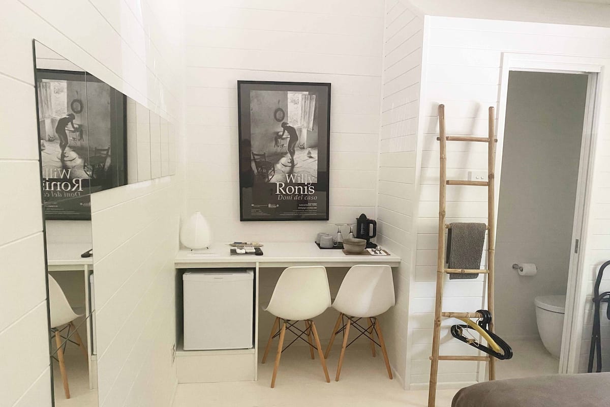 Queen Room, Shared Bathroom, 3 Night Min. Stay