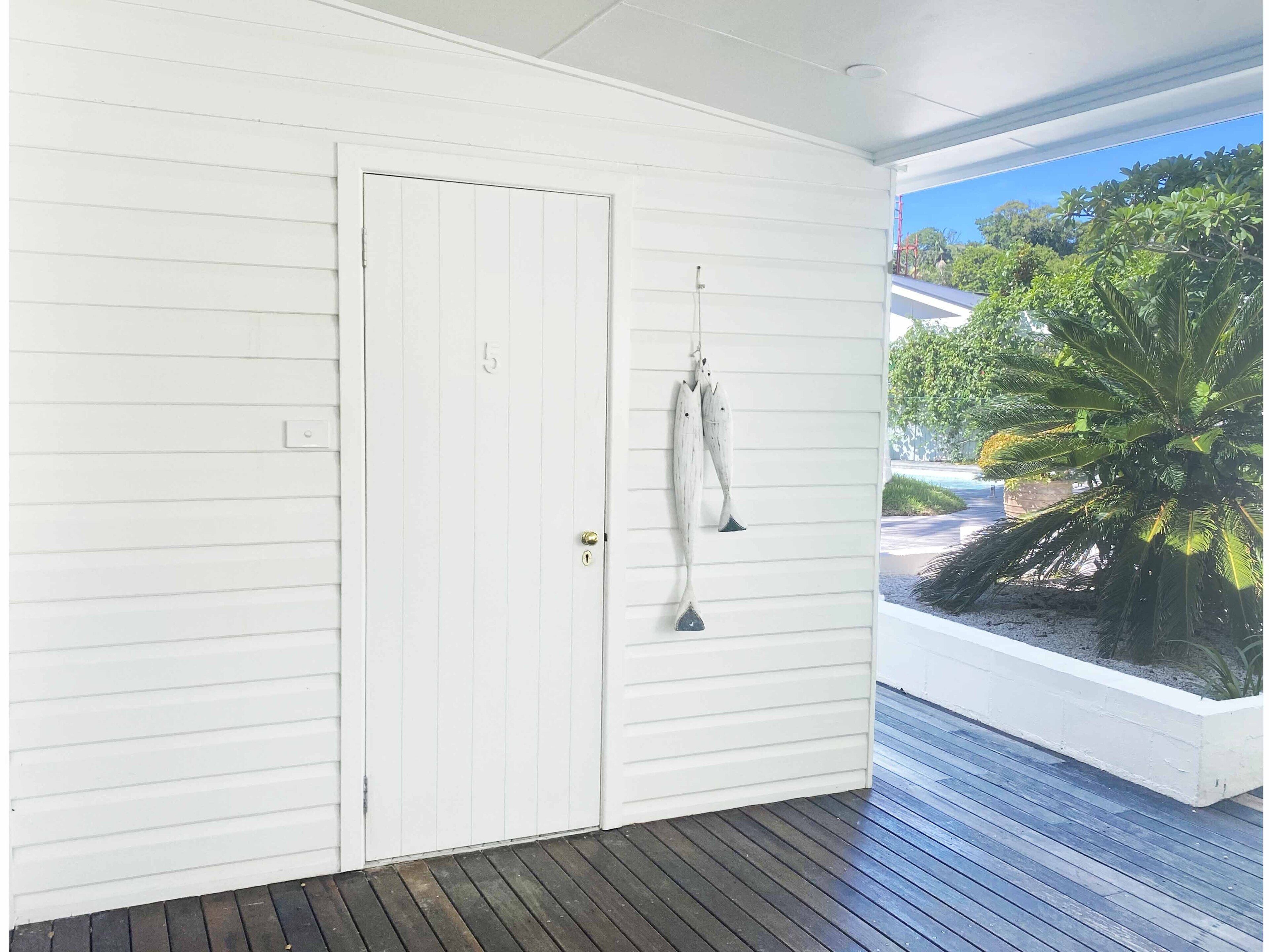 Queen Room with Private External Bathroom | Bathroom | Shower, free toiletries, hair dryer, towels