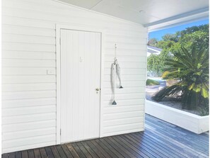 Tweepersoonskamer | Badkamer | Een douche, gratis toiletartikelen, een haardroger, handdoeken