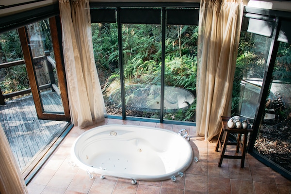 Separate bathtub and shower, jetted bath, rainfall showerhead