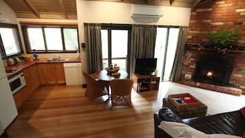 Full-sized fridge, microwave, oven, stovetop