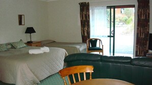 Een strijkplank/strijkijzer, wifi (toeslag), beddengoed