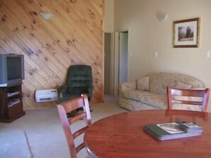 TV - Kiwi Park Motels & Holiday Park (Murchison)