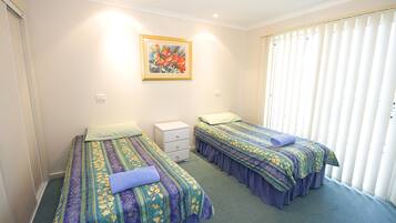 3 habitaciones, tabla de planchar con plancha, cunas y ropa de cama